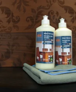 Proff Woodcare Möbel Refresher Flaschen auf Tresen