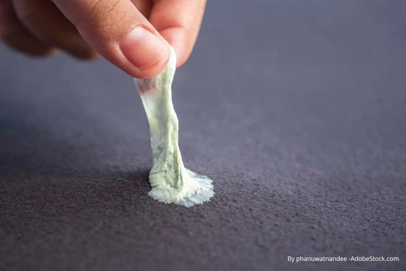 Welches Produkt verwendet man, um Kaugummi, Klebstoff oder Tinte aus einem Teppichboden oder Teppich zu entfernen?